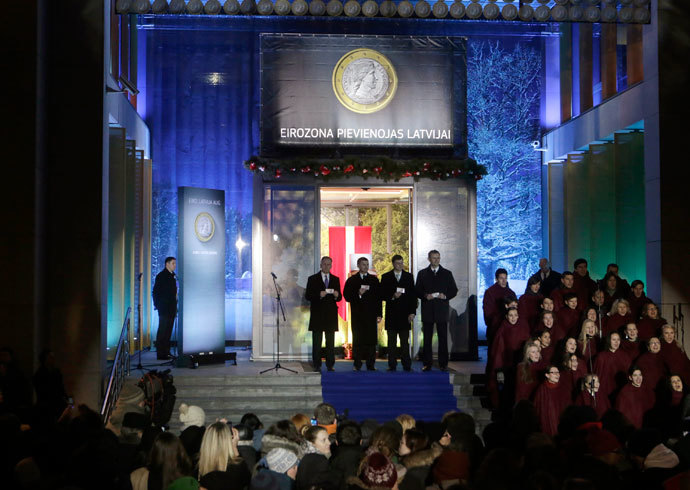 Latvia's central bank governor Ilmars Rimsevics (L-R), Estonia's Prime Minister Andrus Ansip, Latvia's Prime Minister Valdis Dombrovskis and Latvia's Minister of Finance Andris Vilks, pose with euro banknotes during an official event in Riga January 1, 2014.(Reuters / Ints Kalnins)