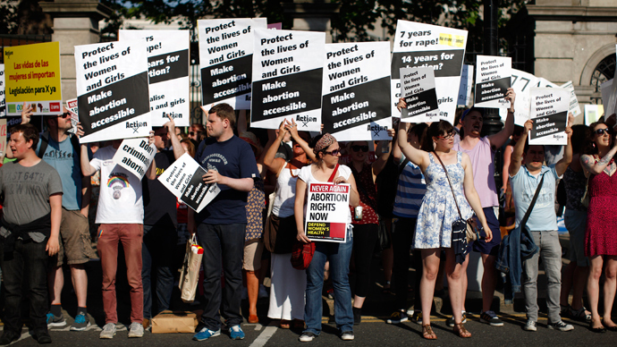 Pro-Choice supporters hold placards in front of the gates of the Irish Parliament building in Dublin (AFP Photo / Peter Muhly)