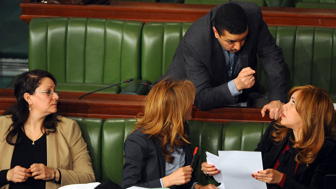 Tunisian Islamist MP and General Rapporteur of the constitution Khedher Habib (C) speaks with his colleagues during a meeting of the Constituent Assembly on January 3, 2014 in Tunis.(AFP Photo / Fethi Belaid)
