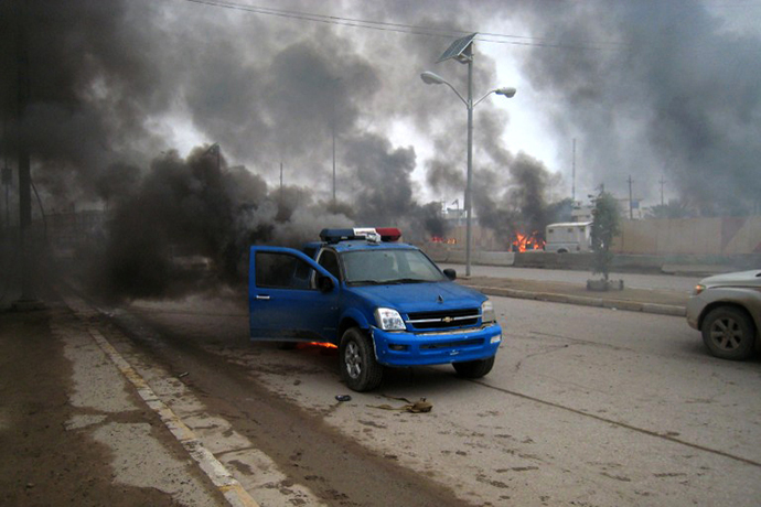 Smoke billows from a police car following clashes between Jihadists and Iraqi forces backed by tribesmen in the Iraqi city of Fallujah, West of Baghdad, on January 1, 2014. (AFP Photo)