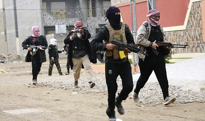Tribal fighters who have been deployed onto the streets, patrol in the city of Falluja, 50 km (31 miles) west of Baghdad January 5, 2014. (Reuters)