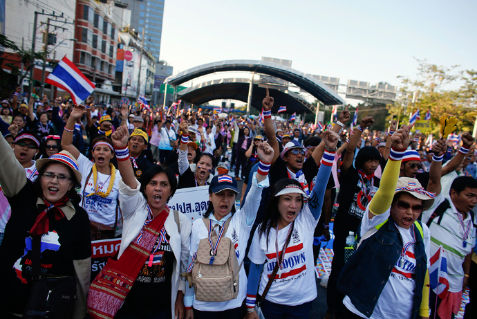 Anti-government protesters block the road at one of major intersections in central Bangkok January 13, 2014 (Reuters / Athit Perawongmetha)