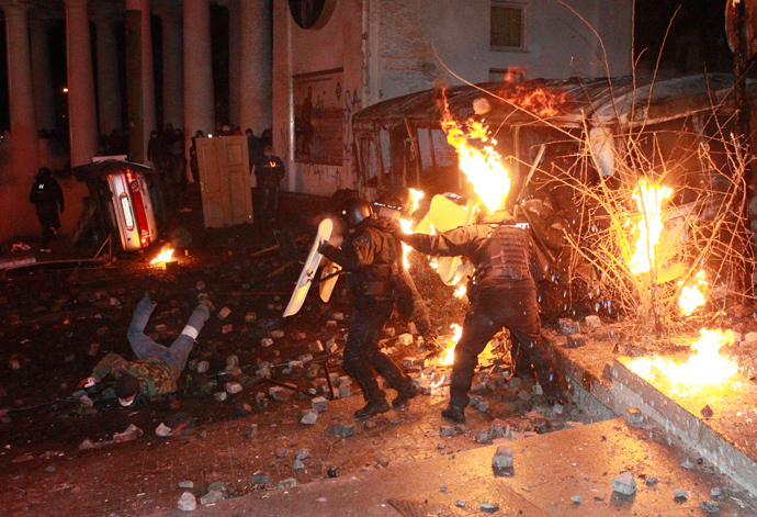 Protesters clash with Ukranian riot police during a rally near government administration buildings in Kiev January 19, 2014. (Reuters / Gleb Garanich)
