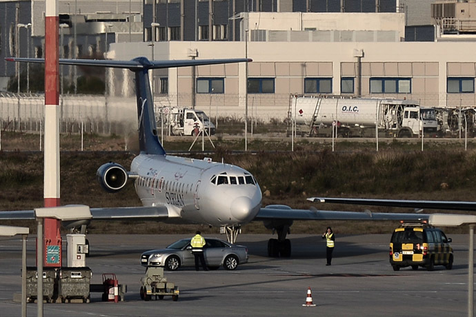 A Syrian Air plane stands on the tarmac of the Athens International airport on January 21, 2014. (AFP Photo)