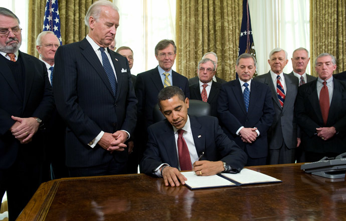US President Barack Obama signs an executive order to close the "War on Terror" prison at Guantanamo Bay, Cuba, during a ceremony in the Oval Office of the White House in Washington, DC, January 22, 2009. (AFP Photo/Saul Loeb)
