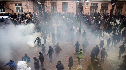 Havoc unleashed: Footage shows Ukrainian rioters brutally assaulting police (VIDEO)