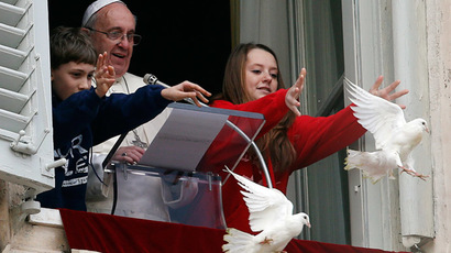 Pope Francis (C) watches as children release doves during the Angelus prayer in Saint Peter's square at the Vatican January 26, 2014 (Reuters/Alessandro Bianchi)