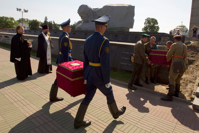 Belarussian guards of honour carry boxes with the remains of two soviet soldiers killed in 1941 during their reburial at the Hero fortress in the western city of Brest, some 360 km southeast of Minsk, June 21, 2013. (Reuters / Vasily Fedosenko)