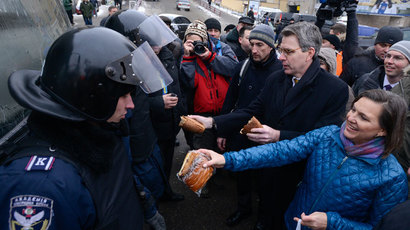 Victoria Nuland (R) and U.S. Ambassador Geoffrey Pyatt (2nd R), Kiev December 11, 2013.(Reuters / Andrew Kravchenko)