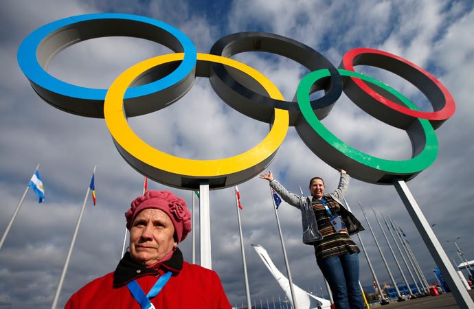 People pose for a picture in front of the Olympic rings at the Olympic Park at the Sochi 2014 Winter Olympics, February 6, 2014.(Reuters / Marko Djurica)