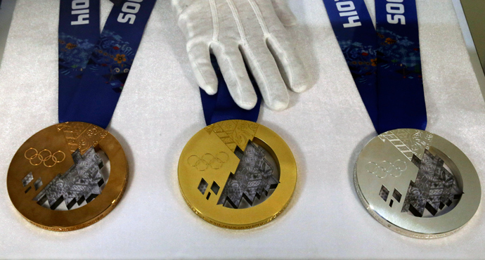 An employee arranges medals for the 2014 Winter Olympic Games during a presentation for the public at a jewellery shop in St. Petersburg (Reuters / Alexander Demianchuk)