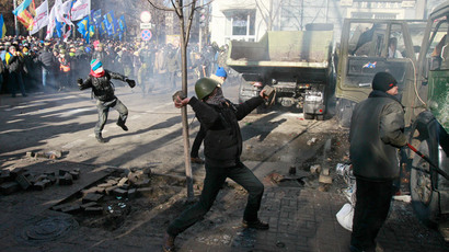 Battlefield Kiev: Molotov cocktails reign down, rioters rough up police (VIDEO)