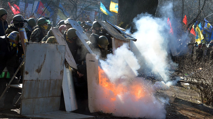 Battlefield Kiev: Molotov cocktails reign down, rioters rough up police (VIDEO)