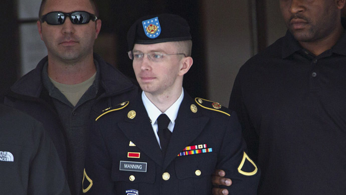 Chelsea Manning, formerly known as Bradley (С) (Reuters/Jose Luis Magana)