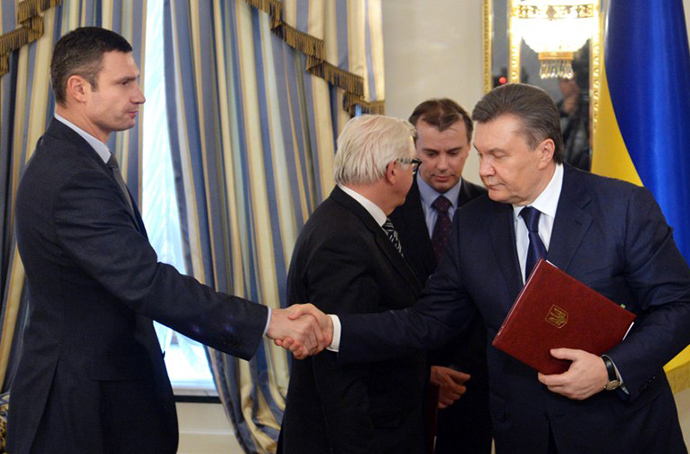 Head of Udar (Punch) party Vitali Klitschko (L) and Ukrainian President Viktor Yanukovych shake hands after signing an agreement in Kiev on February 21, 2014. (AFP Photo / Sergei Supinsky)