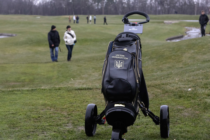 A golf bag featuring the name of Ukraine's President Viktor Yanukovich (Reuters / Konstantin Chernichkin)