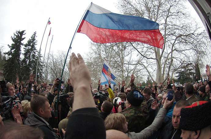 People wave Russian flags as they protest in front of the city hall of the southern Ukrainian city of Sevastopol, the main base of the Russian Black Sea Fleet, on February 24, 2014 (AFP Photo)