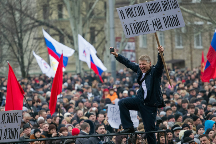 Pro-Russian protesters with Russian flags take part in a rally in central Donetsk March 1, 2014 (Reuters / Stringer)