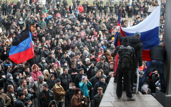 Pro-Russian protesters raise a Russian flag in front of the regional administration building during a rally in the industrial Ukrainian city of Donetsk on March 1, 2014. (AFP Photo/Alexander Khudoteply)