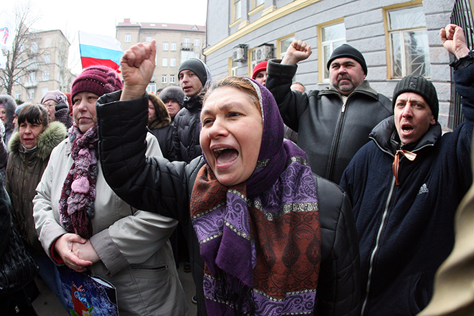 Pro-Russian activists demonstrate in front of riot policemen standing guard in front of the regional administration in Donetsk on March 3, 2014. (AFP Photo / Alexander Khudoteply)