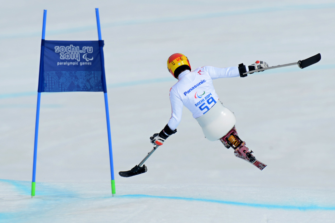 Japan's Takeshi Suzuki competes to bronze during Men's Downhill Sitting at XI Paralympic Olympic games in the Rosa Khutor stadium close to Sochi on March 8, 2014 (AFP Photo / Kirill Kudryavtsev)