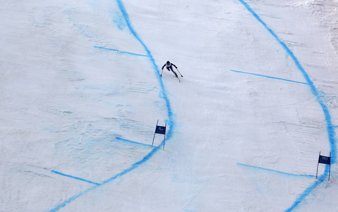 Allison Jones of the U.S skis during the women's Downhill Standing at the 2014 Sochi Paralympic Winter Games at the Rosa Khutor Alpine Center, March 8, 2014 (Reuters / Alexander Demianchuk)