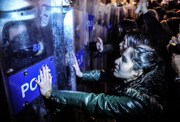 Turkish women clash with riot policemen as they march towards Taksim square as part of the "International Women's Day" on March 8, 2014, in Istanbul. (AFP Photo / Ozan Kose)