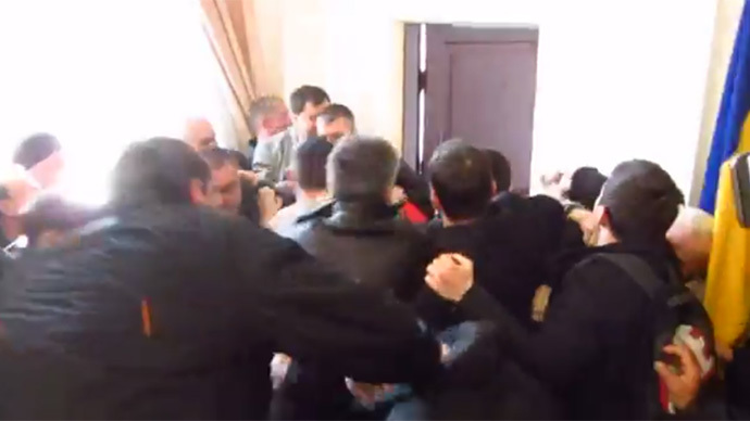 Ukraine mayor detained for ‘attacking’ Right Sector thugs who raided city council meeting