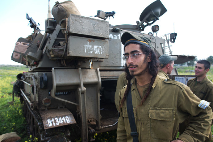 Soldiers from the Israeli Army Artillery battery unit are deployed on alert near the border with Syria on March 19, 2014, in the Israeli-annexed Golan Heights. (AFP Photo / Menahem Kahana)