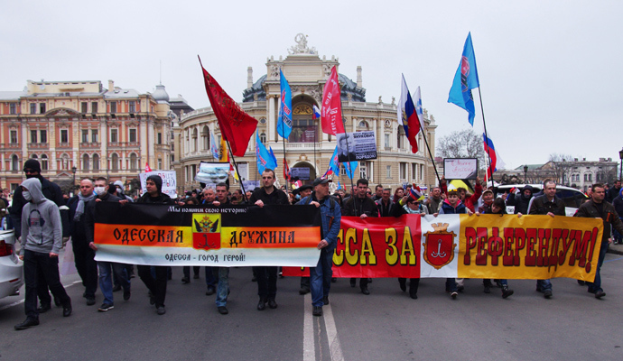 Pro-Russian protesters hold a banner reading "Odessa for referendum!" stage a rally in the center of the Ukrainian city of Odessa on March 23, 2014 (AFP Photo / Alexey Kravtsov)