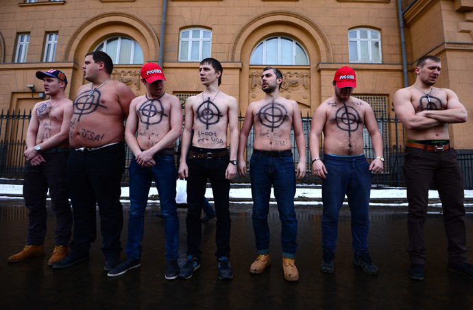 Participants of a rally "Sanctions Against Russia - Sanctions Against Me!" outside the US Embassy in Moscow. (RIA Novosti/Evgeny Biyatov)