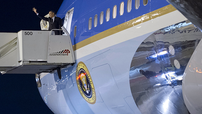 US President Barack Obama waves as he boards the Air Force One before departing from Schiphol airport in Amsterdam on March 25, 2014 after attending the Nuclear Security Summit (NSS) in The Hague (AFP Photo / Saul Loeb)