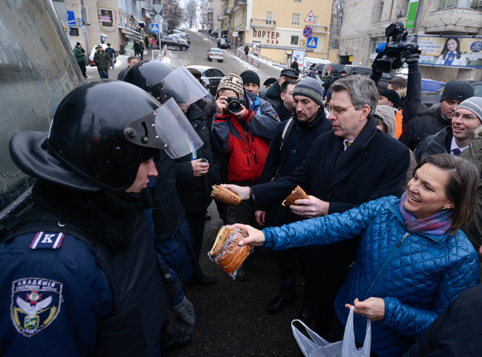 U.S. Assistant Secretary of State for European and Eurasian Affairs Victoria Nuland (R) and U.S. Ambassador Geoffrey Pyatt (2nd R) distribute bread to riot police near Independence square in Kiev December 11, 2013 (Reuters / Andrew Kravchenko)
