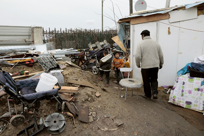 Photo taken on January 31, 2014 shows people at a camp in Villeneuve-Saint-Georges, in the southeastern suburbs of Paris, which benefits from the activities of Roma youths engaged in civic service. (AFP Photo / Jaques Demarthon)