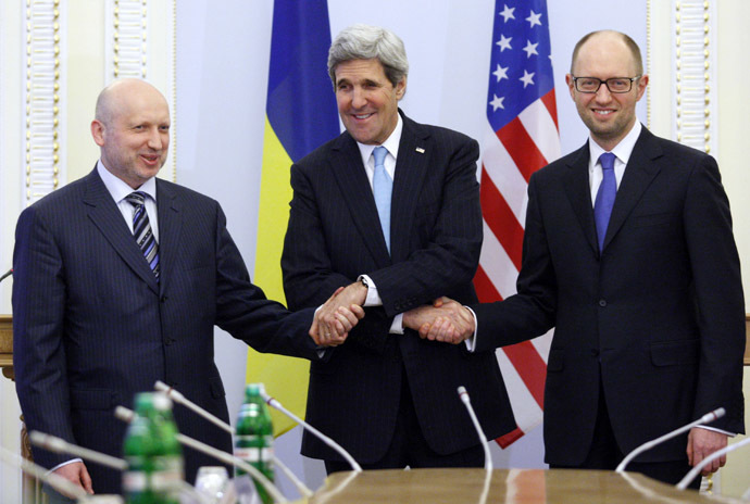 US Secretary of State John Kerry (C), Oleksandr Turchynov, Parliament Speaker and Ukraine's interim President (L) and Ukrainian Prime Minister Arseniy Yatsenyuk shake hands during their talks in Kiev on March 4, 2014. (AFP Photo/Yury Kirnichny)