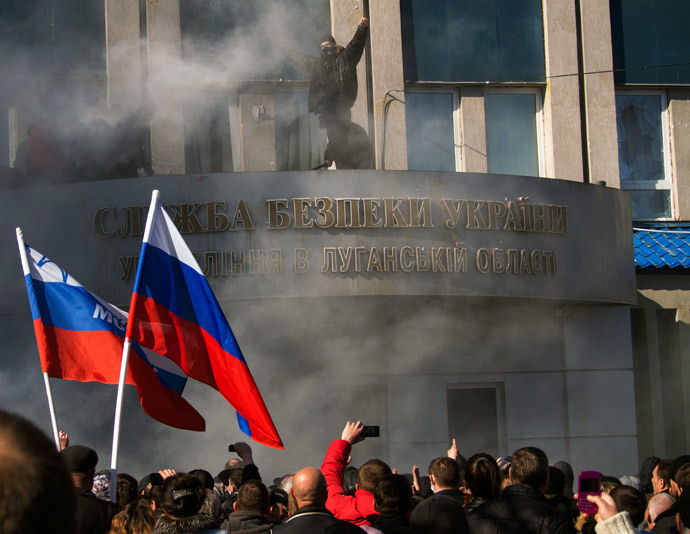 Pro-Russian activistshold a rally in front of Ukraine's regional security service of Ukraine in Lugansk on April 6, 2014.(AFP Photo / Igor Golovniov )
