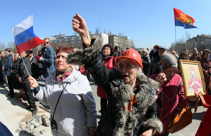 A woman raises her fist as pro-Russians demonstrate in front of the Donetsk regional administration building, held by pro-Russian militants, on April 8, 2014. (AFP Photo / Alexander Khudoteply)