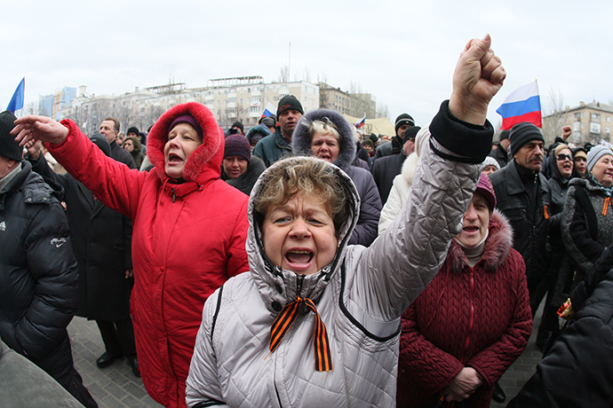 Pro-Russian supporters rally in front a barricade outside the regional state building in the eastern Ukrainian city of Donetsk on April 12, 2014. (AFP Photo / Alexander Khudoteply)