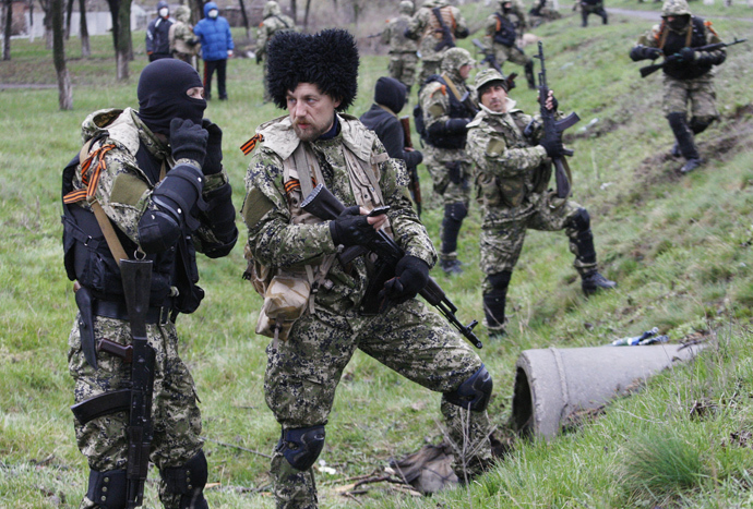 Armed pro-Russia protesters prepare for the battle with Ukrainian police special team on the outskirts the eastern Ukrainian city of Slavyansk on April 13, 2014 (AFP Photo / Anatoly Stepanov)