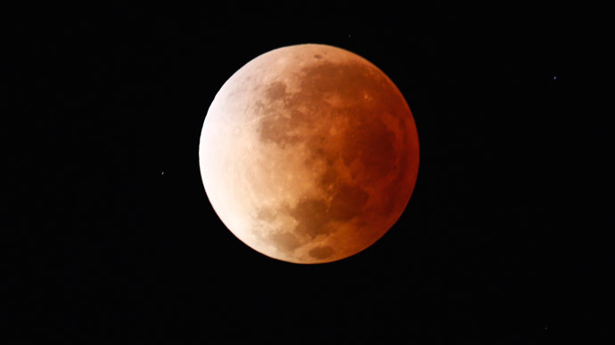 'Blood Moon' in pictures: Spectacular total lunar eclipse turns moon red (VIDEO)
