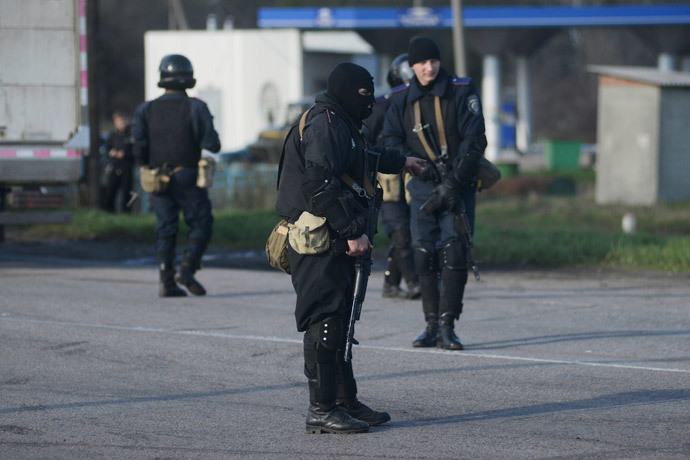 Ukrainian troops stand guard at a checkpoint near the city of Izium in the Kharkiv region of east Ukraine April 15, 2014. (Reuters / Maks Levin)