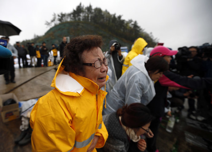 A family member of a passenger onboard the capsized South Korean ferry Sewol cries during a Buddhist ritual at a port where family members gathered to wait for news from the rescue team in Jindo April 18, 2014. (Reuters/Kim Hong-Ji)
