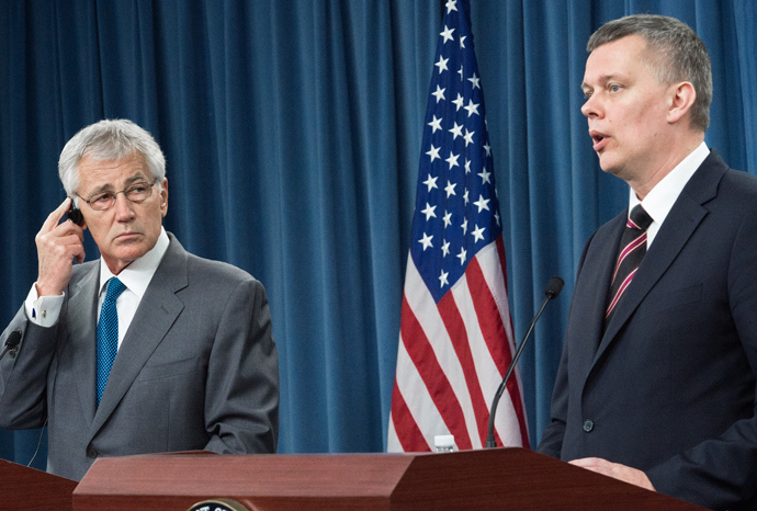 US Secretary of Defense Chuck Hagel(L) and Polandâs Minister of National Defense Tomasz Siemoniak(R) conduct a press conference April 17, 2014 (AFP Photo / Paul J. Richards)