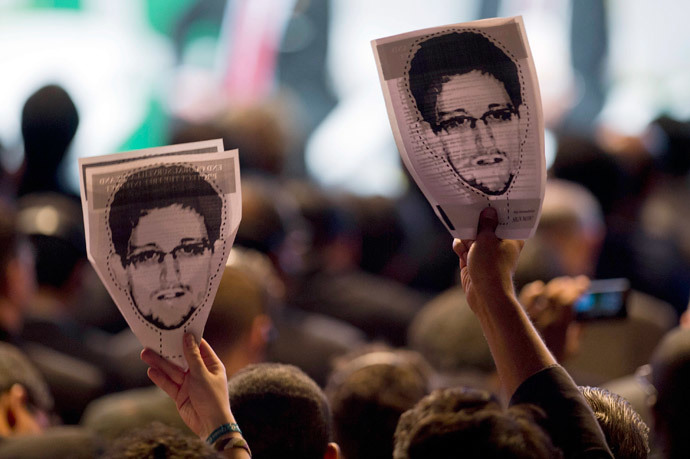 Demonstrators holding papers to be cut to make portraits of Edward Snowden protest during the opening ceremony during the opening ceremony of the "NETmundial â Global Multistakeholder Meeting on the Future of Internet Governance", on April 23, 2014 in Sao Paulo, Brazil.(AFP Photo / Nelson Almeida)