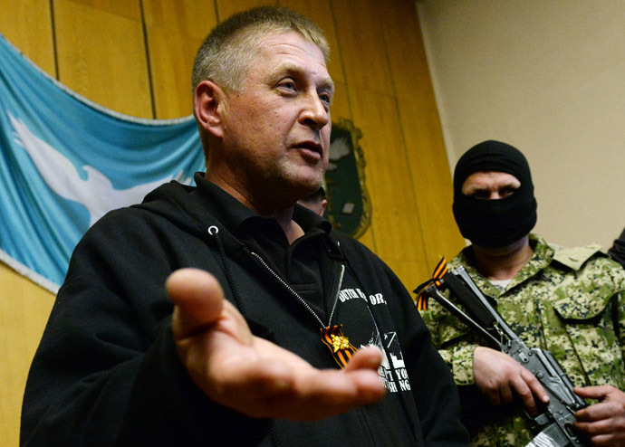 "People's mayor" of the eastern Ukrainian city of Slavyansk, Vyacheslav Ponomaryov (L), speaks during a press conference in Slavyansk on April 26, 2014. (AFP Photo/Max Vetrov)