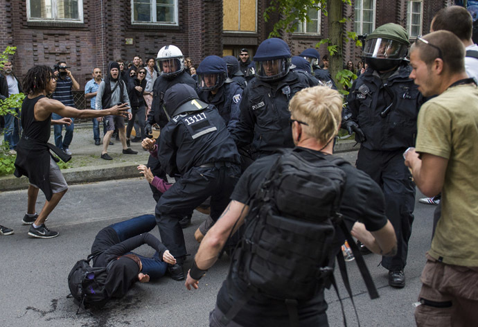 Policemen scuffle with anti fascist protesters while trying to detain a protester as activists from the far right party NPD march across the Jannowitz bridge in Berlin on April 26, 2014. (AFP Photo/Odd Andersen)