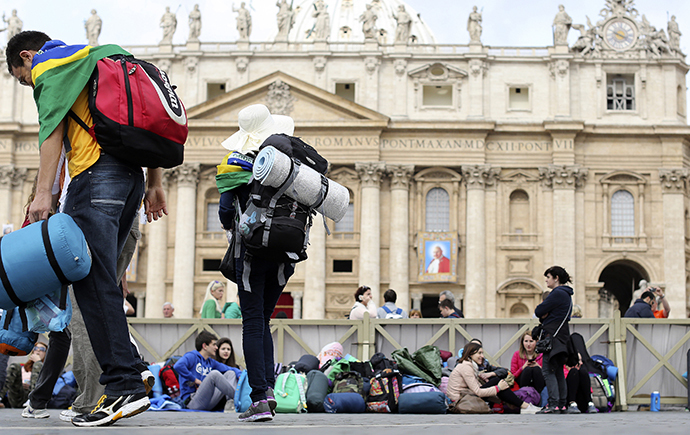 Fatihful arrive in St. Peter's square at the Vatican April 26, 2014. (Reuters / Alessandro Bianchi)