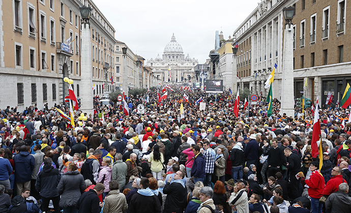 Faithful gather along Via della Conciliazione in front of St. Peter square while waiting for the canonisation ceremony of Popes John XXIII and John Paul II to start at the Vatican April 27, 2014. (Reuters / Remo Casilli)