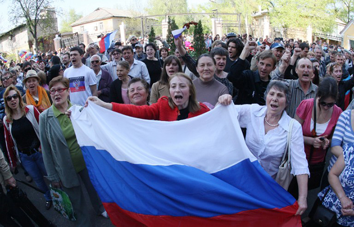 Pro-Russian activists hold Russian flags and shout slogans during a rally outside a regional television station which was seized by pro-Russian separatists, in the eastern Ukrainian city of Donetsk, on April 27, 2014. (AFP Photo / Alexander Khudoteply)