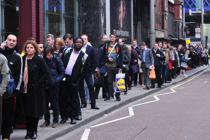 Commuters form long queues for buses outside Waterloo Station in London, on April 29, 2014, as a planned 48 hour underground train strike came into effect late Monday night. (AFP Photo / Carl Court)